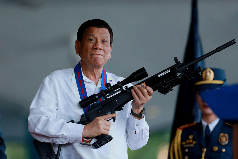 Philippine President Rodrigo Duterte holds a Galil sniper rifle uqiquqiqheikatf