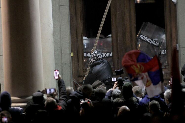 Demonstrators attempt to enter the town hall eiqxiqeziqttatf
